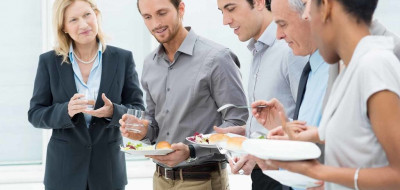 Dampak Buruk Makan dan Minum Sambil Berdiri