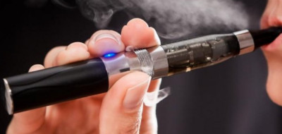 Apakah Rokok Elektronik Sama Bahayanya dengan Rokok Biasa?