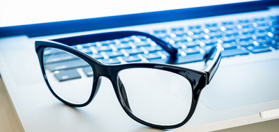 Apakah Kacamata Anti Blue Light Bisa Lindungi Mata dari Layar Gadget?