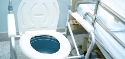 Commode Chair untuk Buang Air yang Lebih Mudah Bagi yang Sulit Jalan