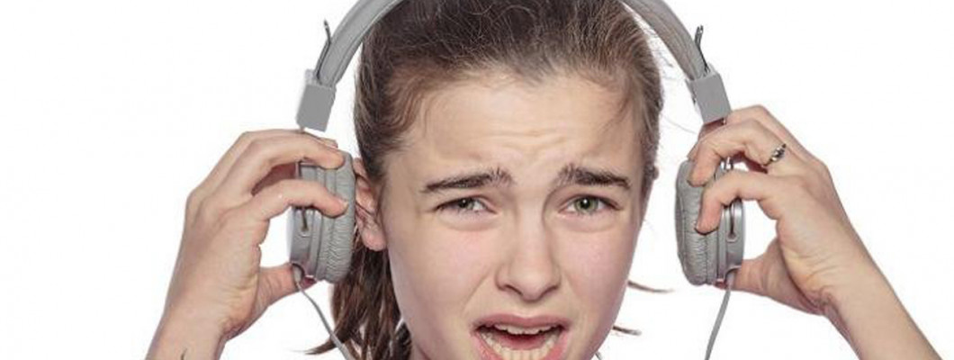 Bahaya Mendengarkan Musik Dan Menonton Video Menggunakan Earphone