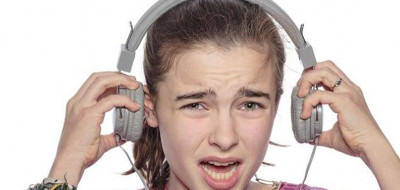 Bahaya Mendengarkan Musik Dan Menonton Video Menggunakan Earphone