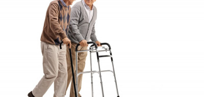Perbedaan Alat Bantu Jalan Walker dengan Rollator