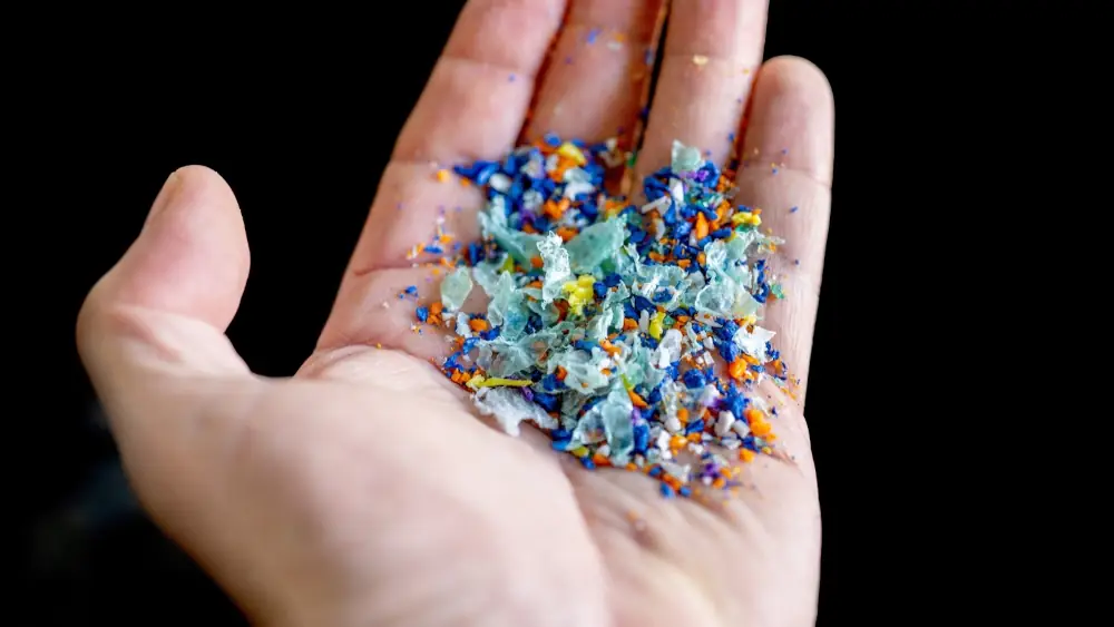 Turun Hujan, Turun Juga Plastik! Waspada Ancaman Mikroplastik dan Risiko Kesehatan di Indonesia