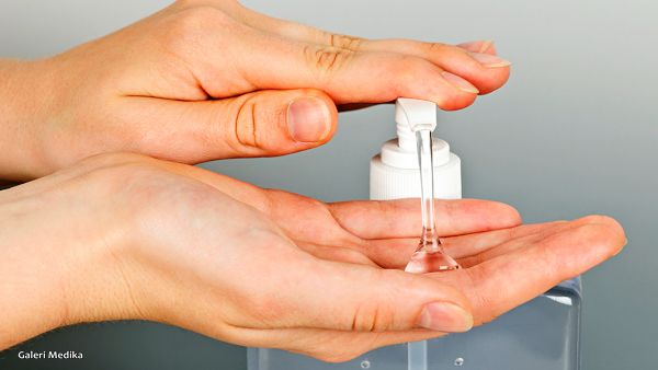 Cuci tangan dengan hand sanitizer