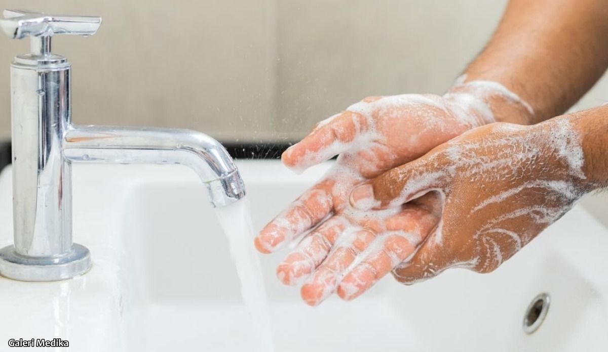 Cuci tangan dengan sabun dan air