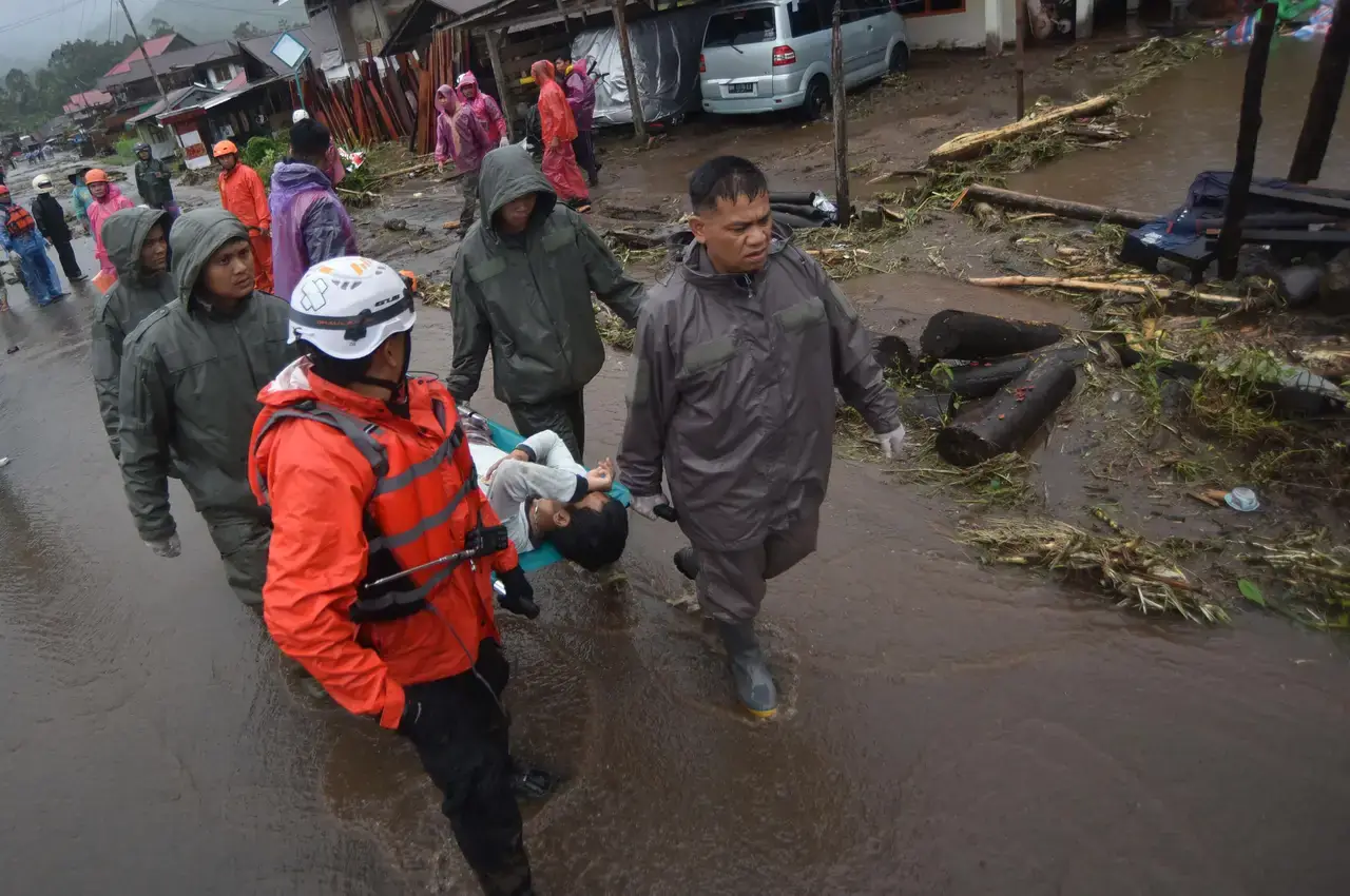 Sumatera Berduka: Banjir Terjang Warga, Alat Emergency Tim Rescue yang Wajib Kamu Tahu.