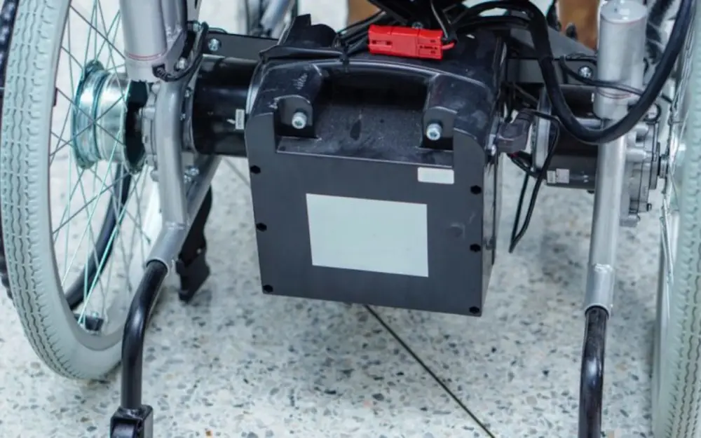 baterai lithium dan lead-acid kursi roda elektrik