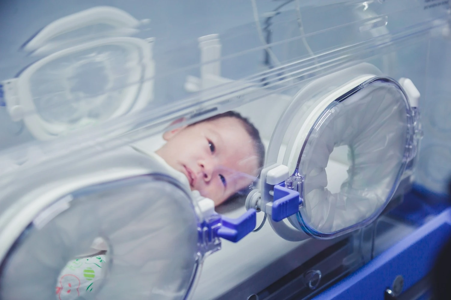 Apa saja keunggulan GEA YP100W dan bagaimana fitur keamanannya menjaga suhu tubuh bayi prematur tetap stabil?