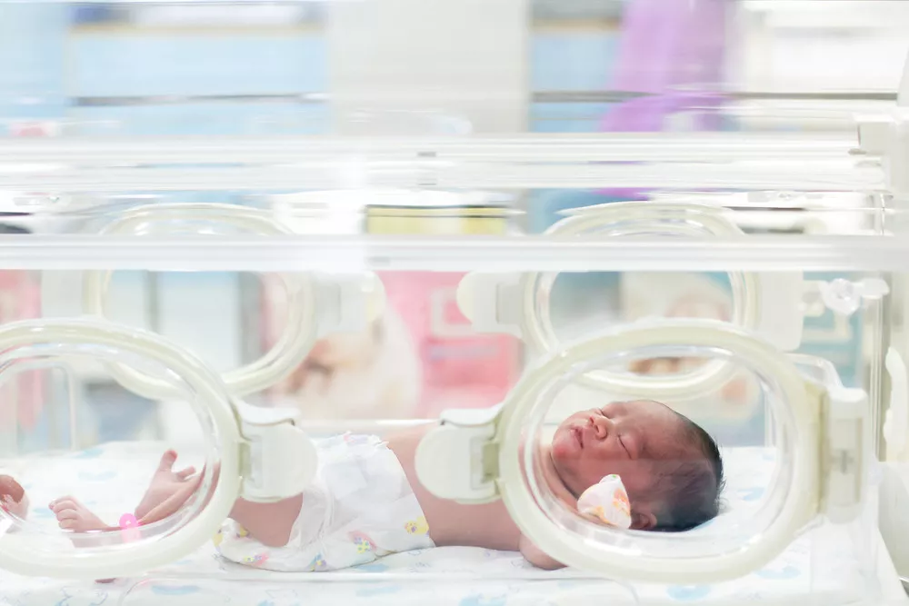 Apa saja keunggulan GEA YP100W dan bagaimana fitur keamanannya menjaga suhu tubuh bayi prematur tetap stabil?