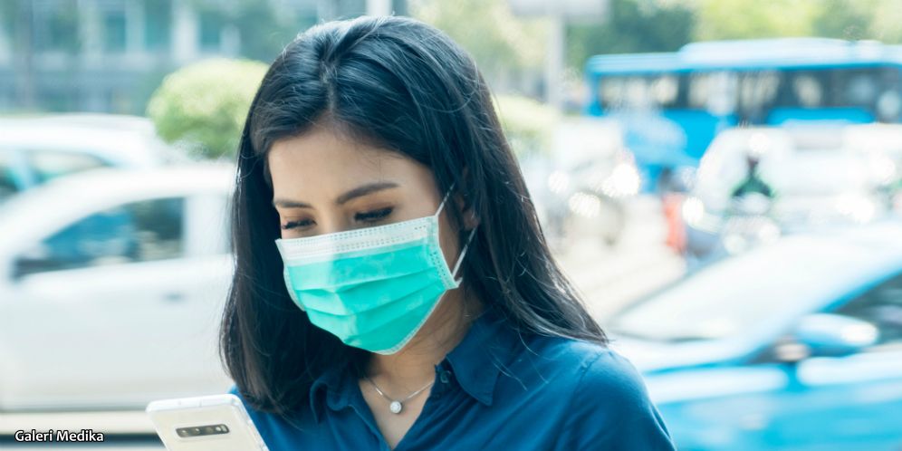 Wanita Menggunakan masker